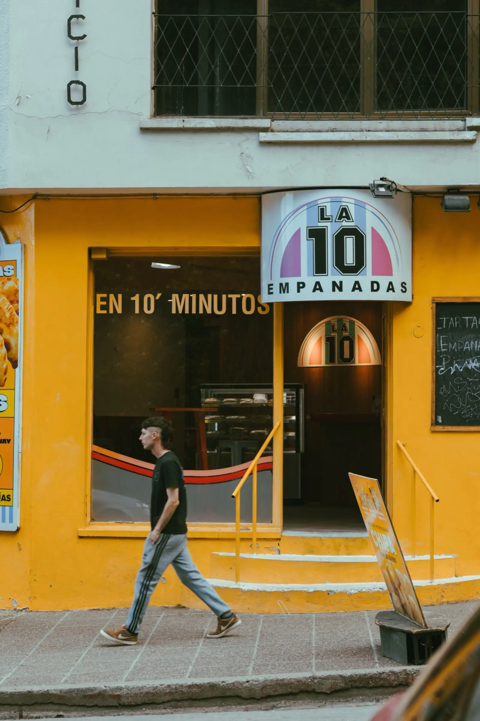 An empanada shop promising ten minutes