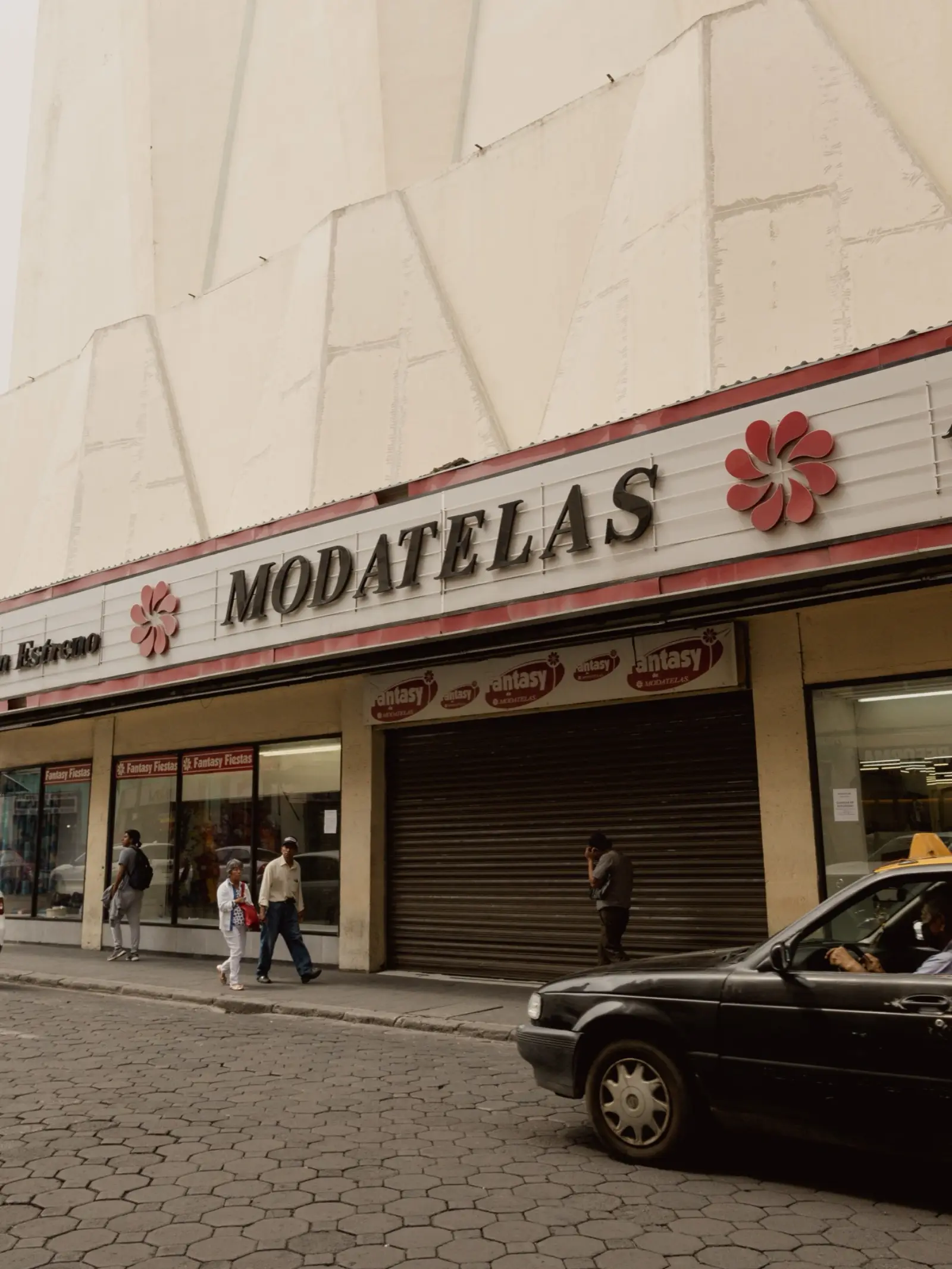 La fachada de la tienda Modatelas